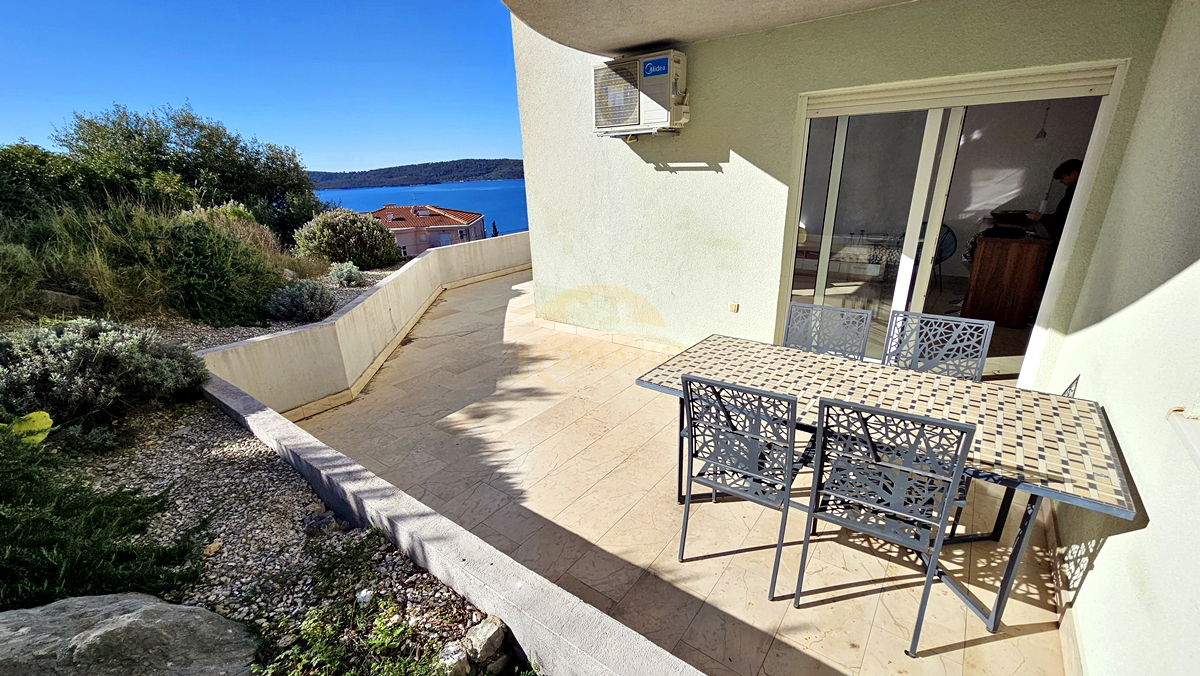 Prostoren dvosobni stan z odprtim pogledom na morje – Trogir, Balan